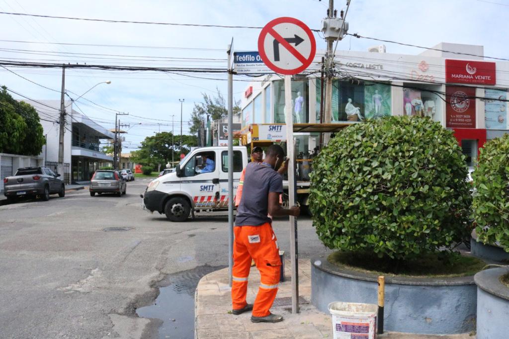 Prefeitura substitui placas de sinalização viária que foram furtadas ou alvos de vandalismo - SMTT Aracaju